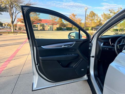 Used 2017 Cadillac XT5 Luxury w/ Driver Awareness Package image 12