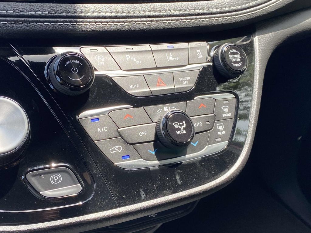 New 2027 Chrysler Pacifica Select FWD image 21