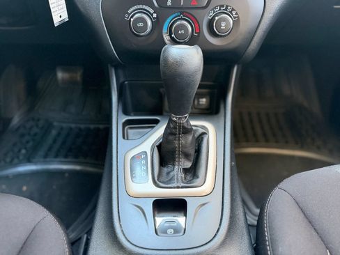 Used 2016 Jeep Cherokee Sport FWD image 15