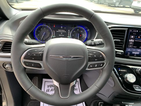Used 2025 Chrysler Pacifica Select FWD image 28