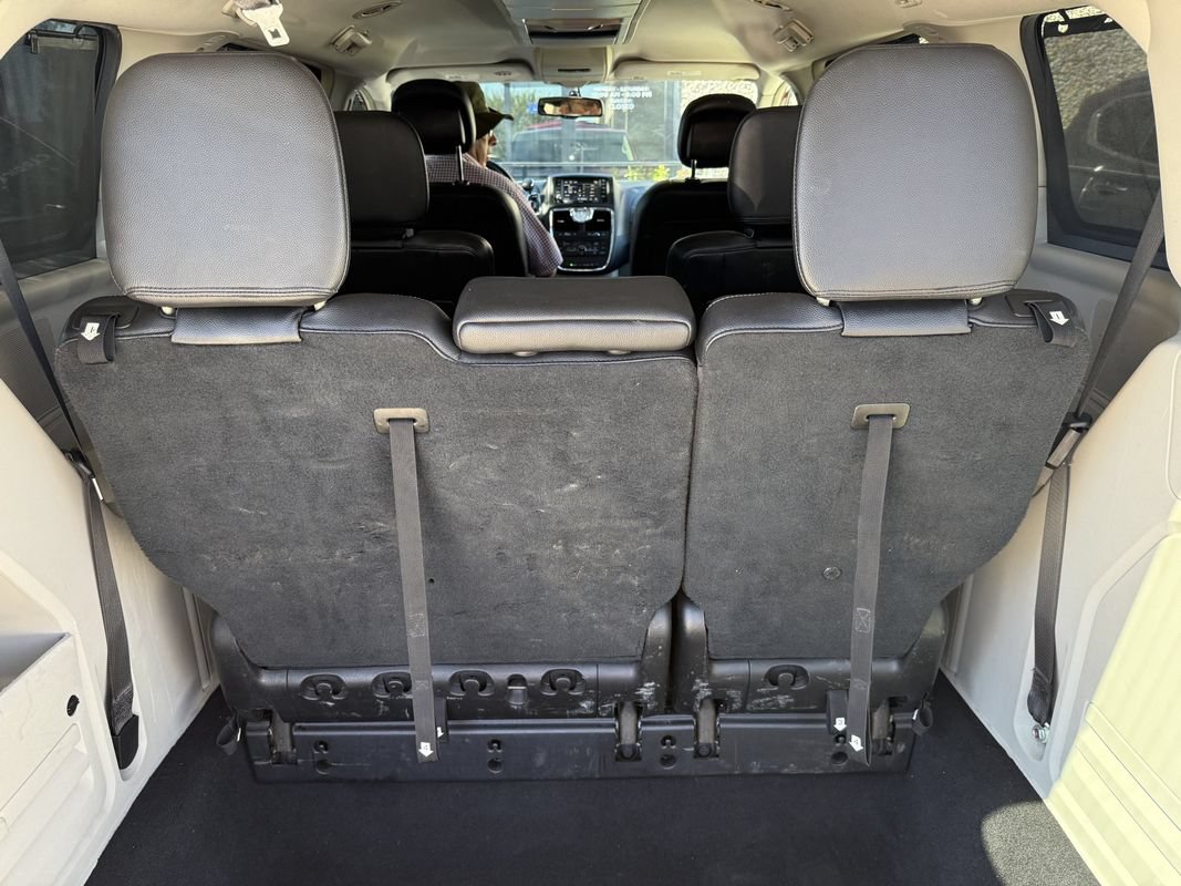 Used 2016 Chrysler Town & Country Touring FWD image 12