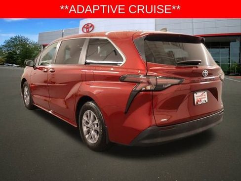 Used 2023 Toyota Sienna XLE image 5
