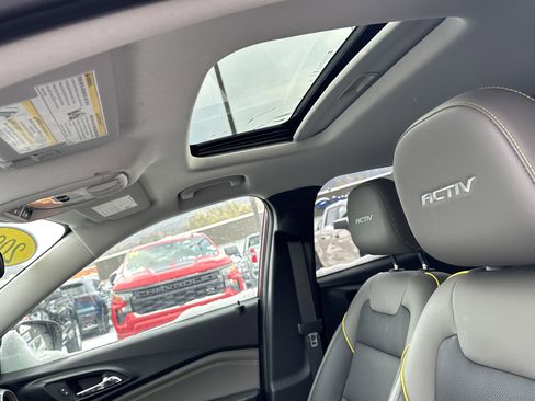 Used 2024 Chevrolet Trax ACTIV w/ Sunroof Package image 25