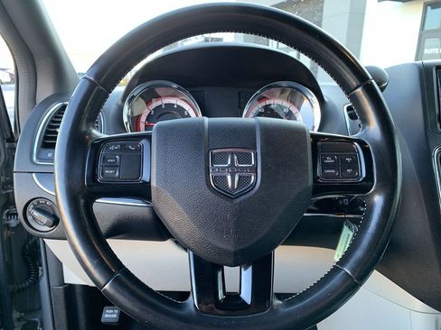 Used 2019 Dodge Grand Caravan SXT image 16