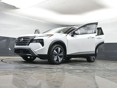 Used 2024 Nissan Rogue SL w/ SL Premium Package image 44