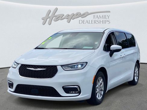 Used 2023 Chrysler Pacifica Touring-L FWD image 10