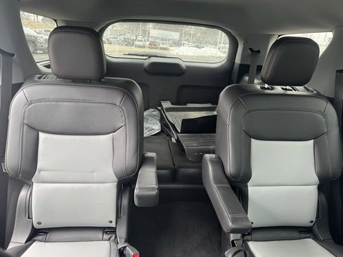 Used 2024 Ford Explorer XLT w/ Equipment Group 202A image 9