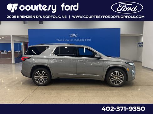Used 2023 Chevrolet Traverse High Country image 1