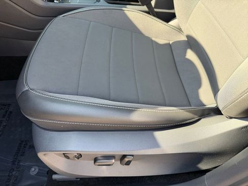 Used 2024 Volkswagen Taos SE image 25