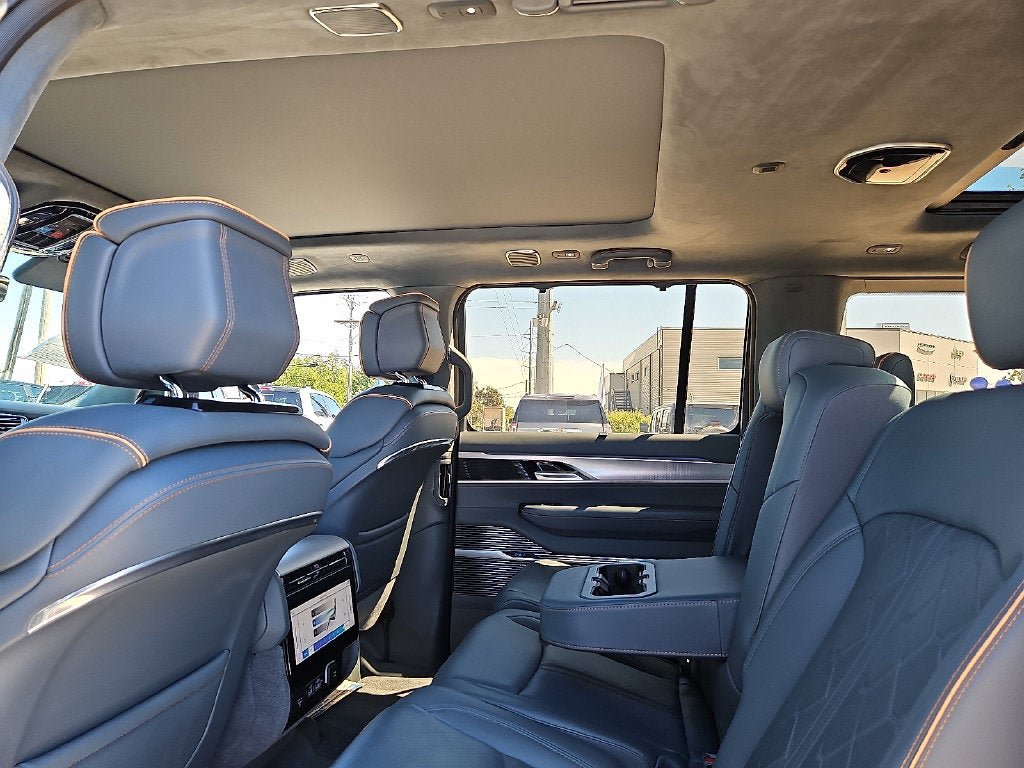 Used 2023 Jeep Grand Wagoneer Series III AWD/4WD image 15