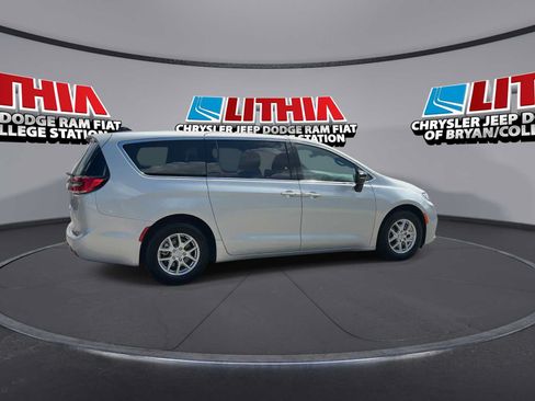 Used 2026 Chrysler Pacifica Select FWD image 8
