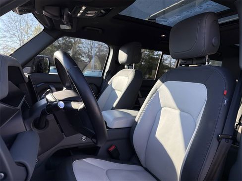 Used 2023 Land Rover Defender 130 X-Dynamic SE image 12