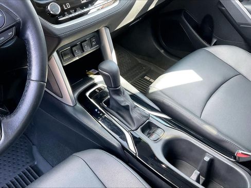 Certified 2023 Toyota Corolla Cross XLE w/ Convenience Package FWD image 16