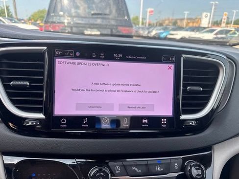 Used 2024 Chrysler Pacifica Touring-L FWD image 8