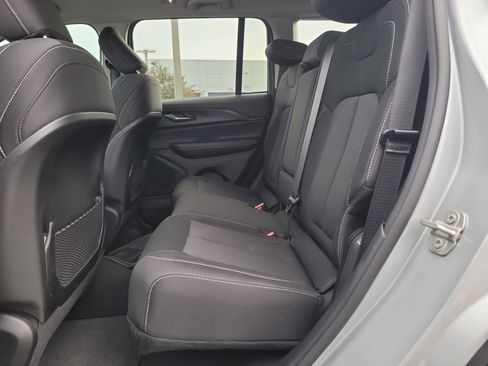 Used 2024 Jeep Grand Cherokee Laredo image 11