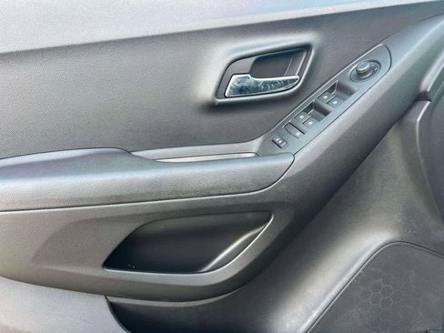 Used 2019 Chevrolet Trax LT w/ LT Convenience Package image 18