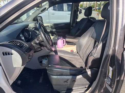 Used 2017 Dodge Grand Caravan SXT image 5