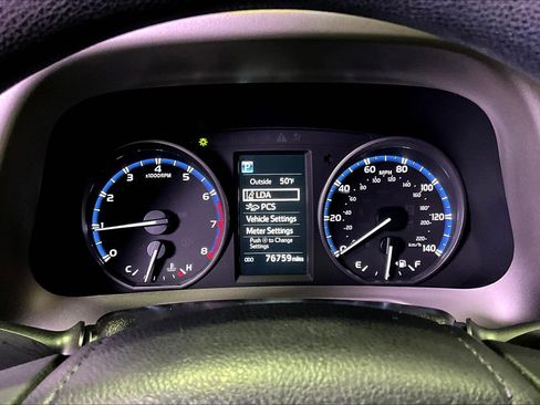 Used 2017 Toyota RAV4 LE AWD/4WD image 14