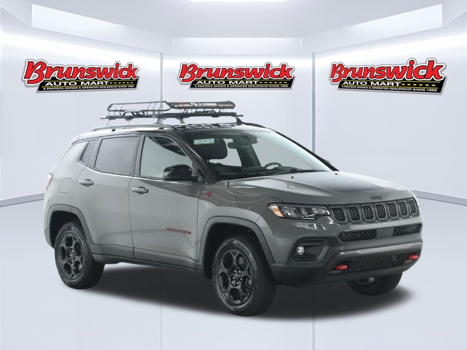 Used 2023 Jeep Compass Trailhawk w/ Trailhawk Convenience Group AWD/4WD image 9