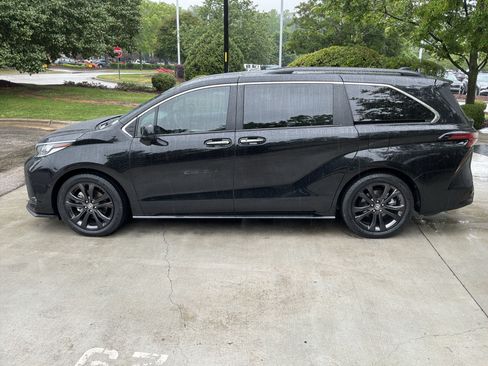 Used 2023 Toyota Sienna XSE FWD image 7
