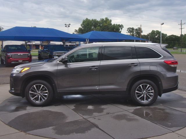 Used 2019 Toyota Highlander XLE AWD/4WD image 16