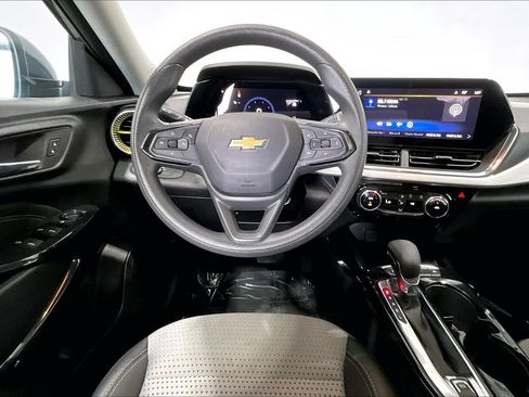 Used 2025 Chevrolet Trax LT FWD image 4