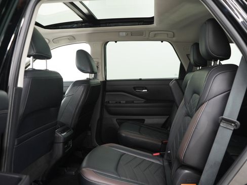 Used 2024 Nissan Pathfinder Platinum AWD/4WD image 16