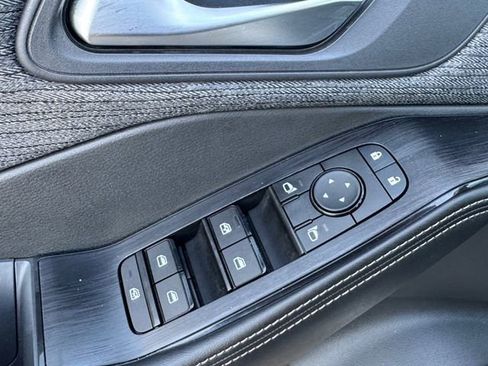 Used 2023 Nissan Rogue SV image 5