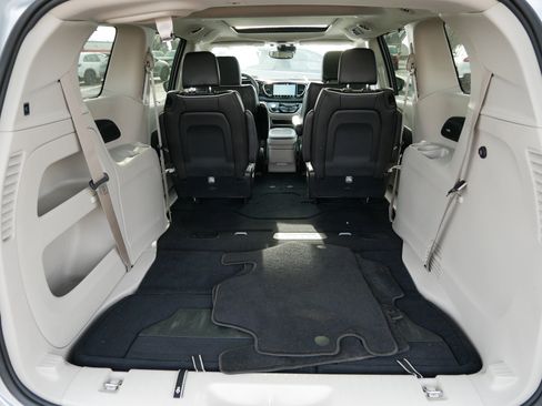 Used 2023 Chrysler Pacifica Limited image 18