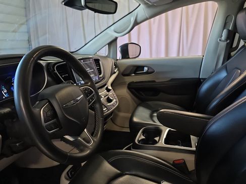 Used 2023 Chrysler Pacifica Touring-L FWD image 14