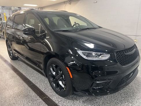 New 2026 Chrysler Pacifica Limited w/ S Appearance Package image 1