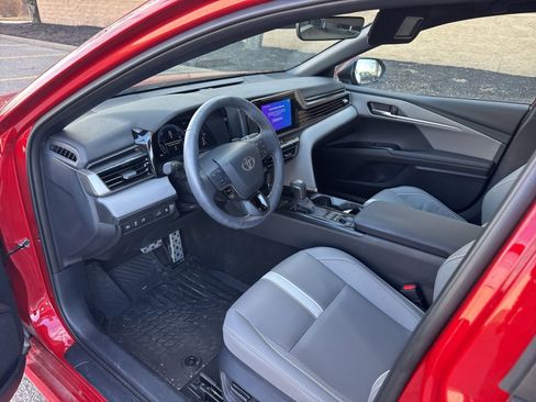 Used 2025 Toyota Camry SE w/ Convenience Package image 9