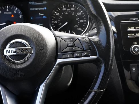 Used 2017 Nissan Rogue SV image 11