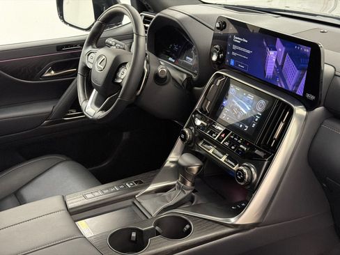 Used 2025 Lexus LX 600 4WD w/ Accessory Package (2T) image 13