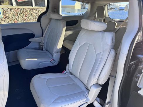 Used 2017 Chrysler Pacifica Touring image 20