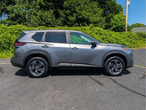 Used 2024 Nissan Rogue SV FWD image 4