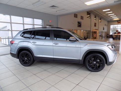 Used 2023 Volkswagen Atlas SE w/ Panoramic Sunroof Package image 9