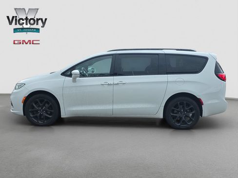 Used 2021 Chrysler Pacifica Limited w/ Uconnect Theater Family Group AWD/4WD image 6