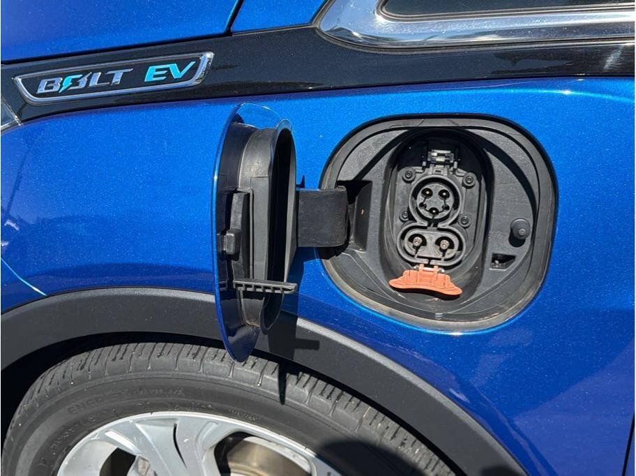 Used 2021 Chevrolet Bolt LT FWD image 25