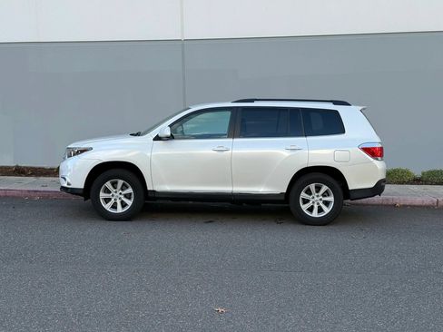 Used 2013 Toyota Highlander Plus FWD image 2