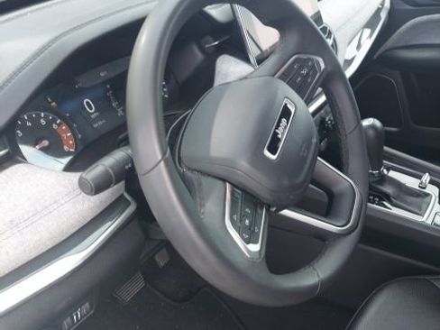 Used 2024 Jeep Compass Latitude image 3