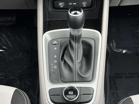 Used 2025 Hyundai Venue SEL FWD image 8