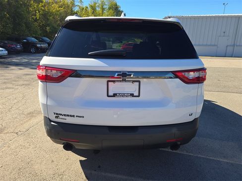 Used 2021 Chevrolet Traverse LT w/ LPO, Blackout Package image 5