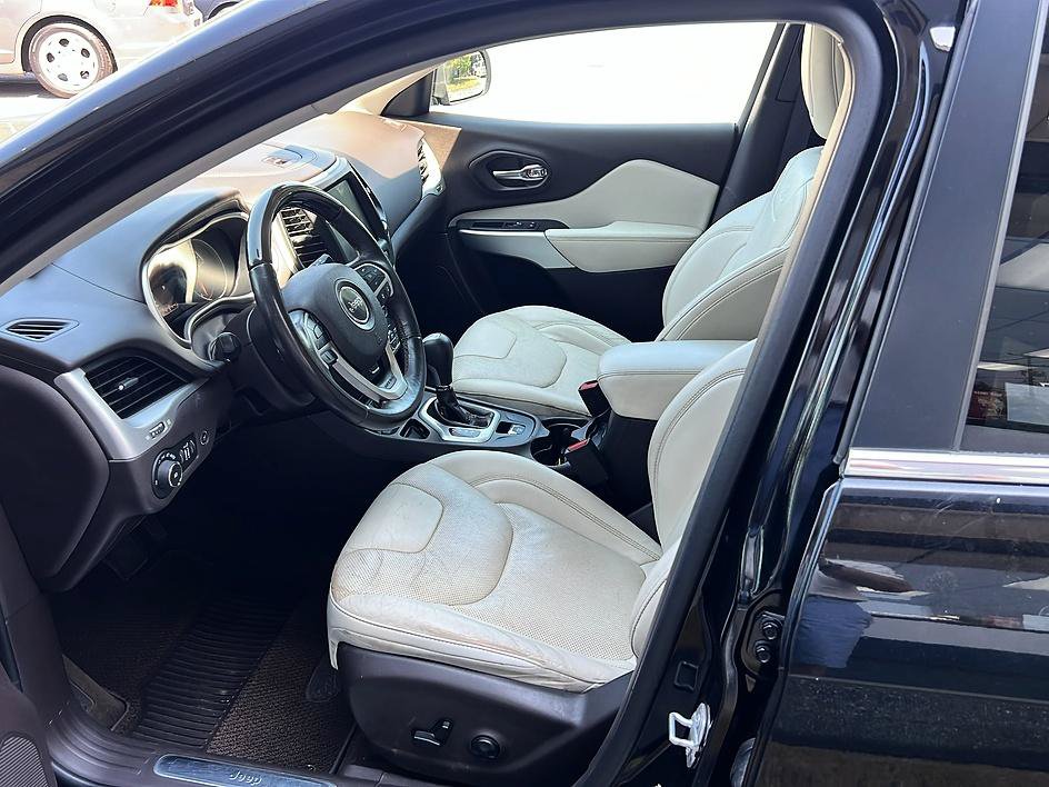 Used 2018 Jeep Cherokee Overland w/ Technology Group FWD image 21