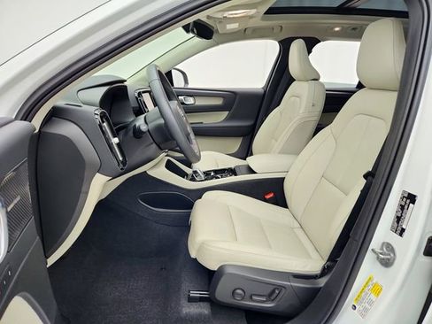 Certified 2024 Volvo XC40 B5 Plus w/ Protection Package Premier image 17