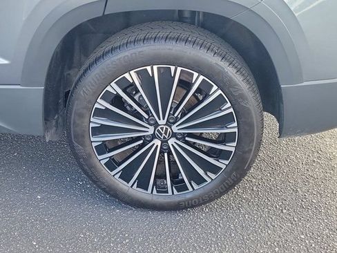 Certified 2025 Volkswagen Taos SE FWD image 30