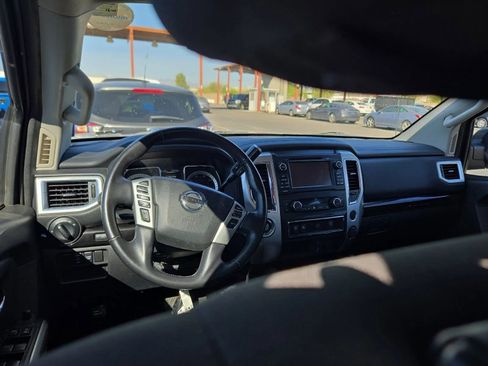 Used 2018 Nissan Titan SV w/ SV Convenience Package image 10
