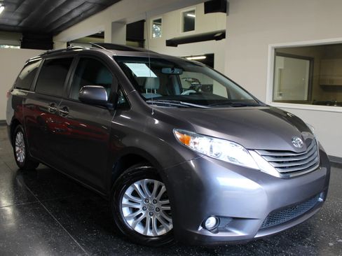 Used 2014 Toyota Sienna XLE FWD image 31