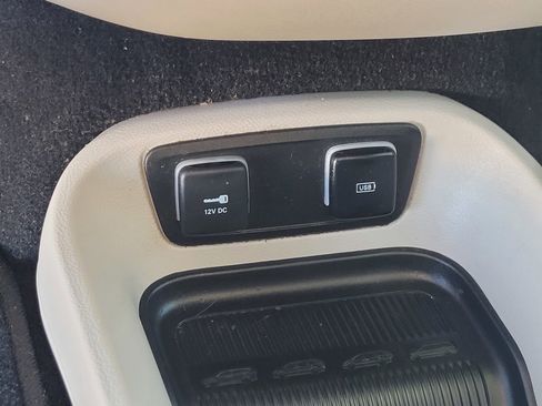 Used 2020 Chrysler Pacifica Limited w/ Advanced Safetytec Group image 29