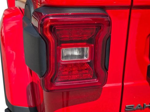Used 2025 Jeep Wrangler Unlimited Sahara AWD/4WD image 11